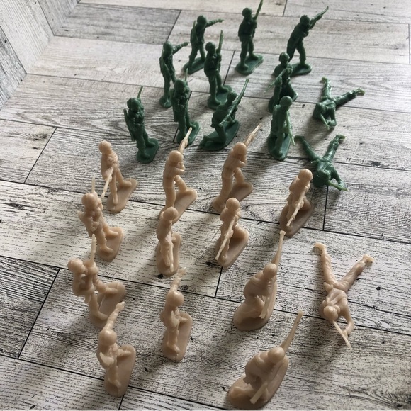 Greenbrier International VTG Army Men Greenbrier Toy Soldiers Figurine Lot of 25 - Picture 7 of 12